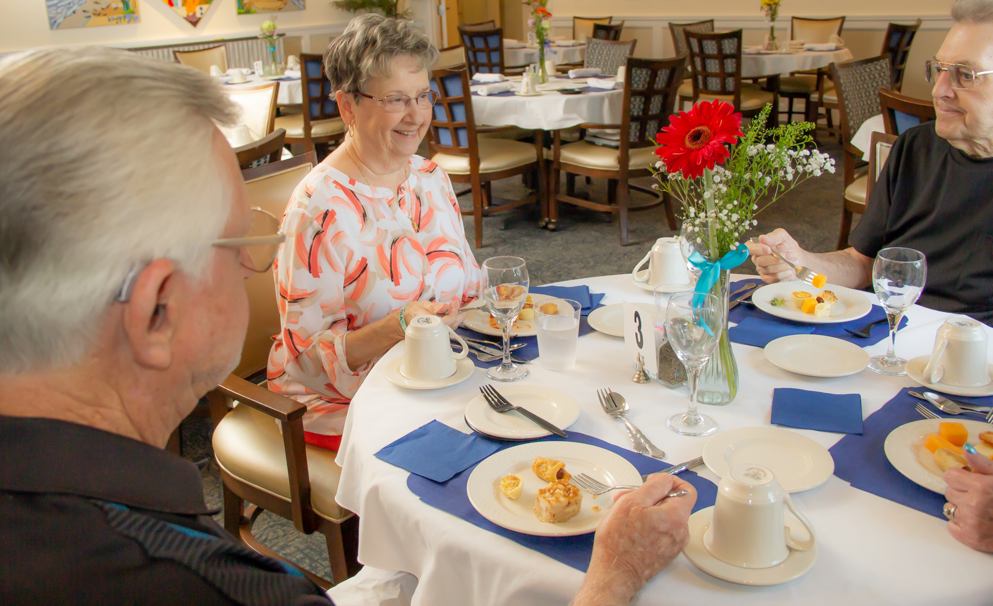 Buena Vida Estates residents enjoying a meal in the dining room